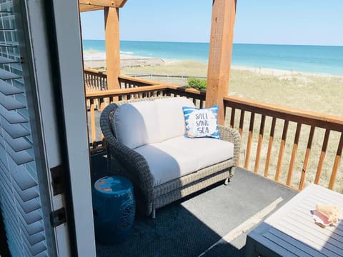 Patio, Day, Natural landscape, View (from property/room), Balcony/Terrace, Seating area, Beach, Sea view, sunbed