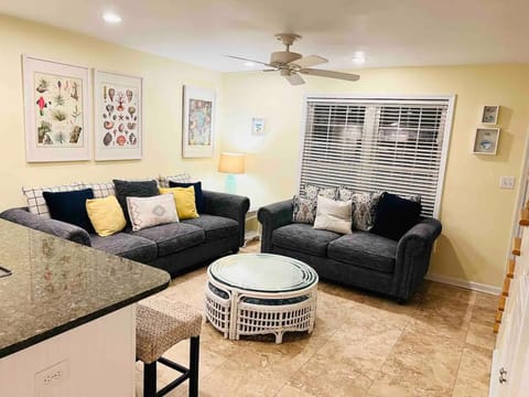 Living room, Seating area, Dining area, fireplace