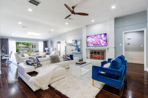 TV and multimedia, Living room, Seating area, Evening entertainment, fireplace