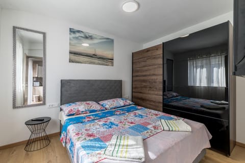 Bed, TV and multimedia, Bedroom