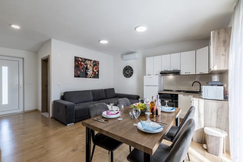 Coffee/tea facilities, Kitchen or kitchenette, Food and drinks, Seating area, Dining area, Food, minibar, oven, stove, toaster