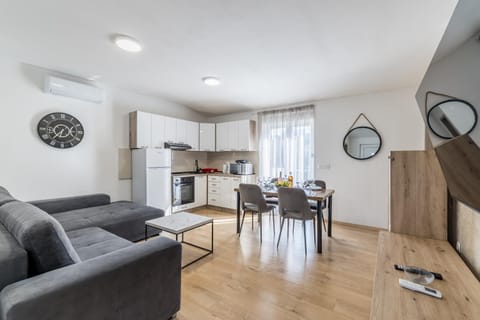 Kitchen or kitchenette, Living room, Seating area, Dining area, oven, stove