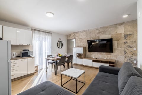 TV and multimedia, Living room, Seating area, Dining area