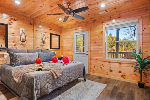 Bed, Photo of the whole room, Seating area, Bedroom