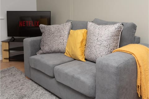 TV and multimedia, Living room, Seating area, Evening entertainment