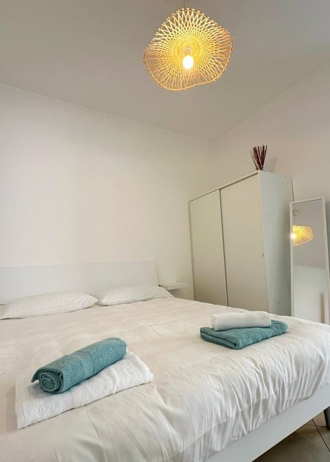 Bed, Bedroom, towels