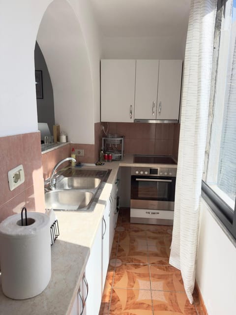 Kitchen or kitchenette, dishwasher