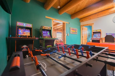 3 King Beds Hot Tub Arcades 5 Baths House in Albuquerque