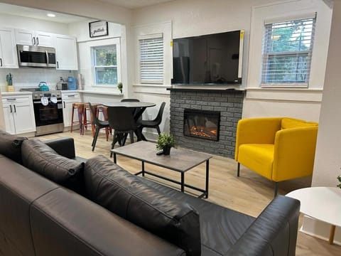 TV and multimedia, Kitchen or kitchenette, Living room, Seating area, Dining area, Evening entertainment, pet friendly