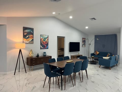 TV and multimedia, Living room, Seating area, Dining area