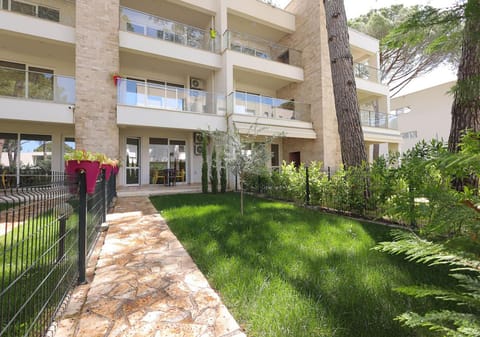 Property building, Spring, Day, Natural landscape, Garden, Garden view