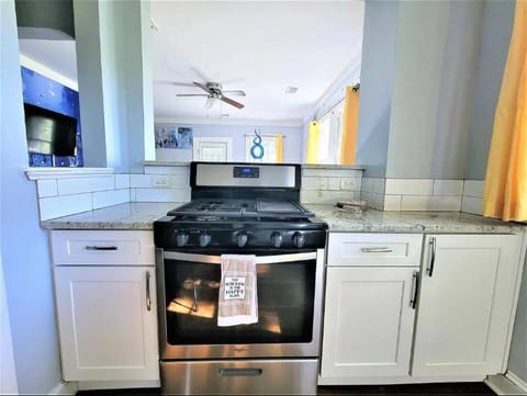 Cozy King bed & Queen Sofa bed Room TV Wifi Apartment in Decatur