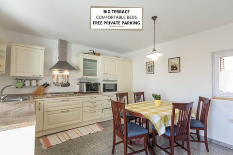 Kitchen or kitchenette, Dining area, oven, stove