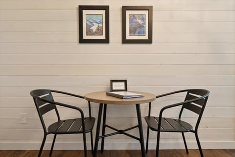 Hidden Gem Cabin in Hungry Horse, Firepit, Close to Glacier Cabin in Hungry Horse