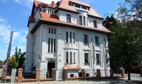 Communal lounge/ TV room, Facade/entrance, Balcony/Terrace, Lobby or reception, Lounge or bar, Meeting/conference room, Alcoholic drinks, Non alcoholic drinks