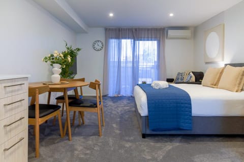 Bed, Living room, Seating area, Bedroom, air conditioner