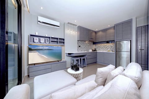Bed, TV and multimedia, Kitchen or kitchenette, Living room, Photo of the whole room, Seating area, Dining area, air conditioner