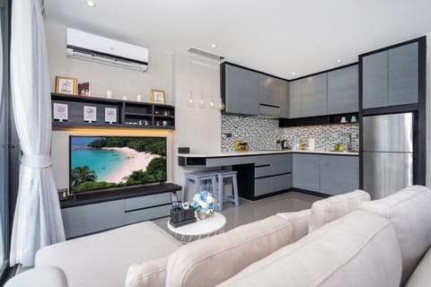 Kitchen or kitchenette, Living room, Seating area, Dining area