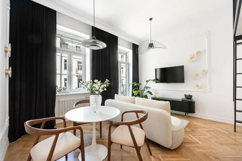 TV and multimedia, Kitchen or kitchenette, Living room, Seating area, Dining area