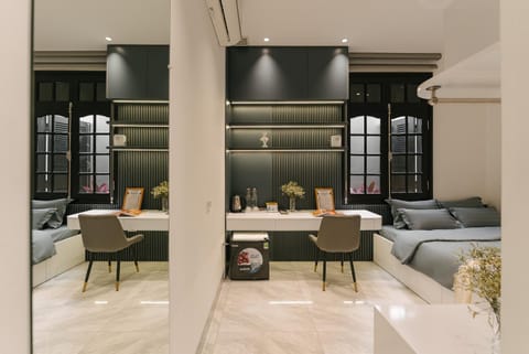 Photo of the whole room, Seating area