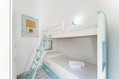 Bed, Photo of the whole room, Bedroom, bunk bed, towels