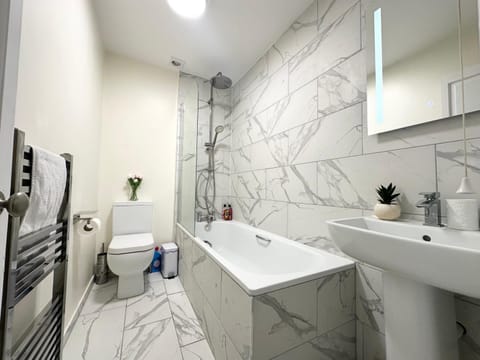 The Bournemouth Hideaway - Beautiful Central flat - 10 mins walk to beach - Brought to you by Coastline Retreats Apartment in Bournemouth