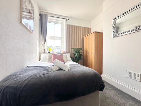 The Bournemouth Hideaway - Beautiful Central flat - 10 mins walk to beach - Brought to you by Coastline Retreats Apartment in Bournemouth