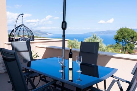 Balcony/Terrace, Seating area, Mountain view