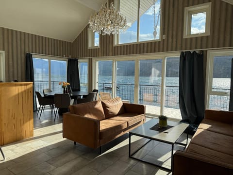 Living room, Dining area, Lake view, Mountain view