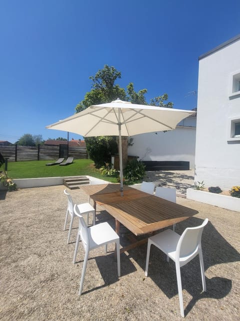 Patio, BBQ facilities, Garden, Dining area, Garden view, sunbed