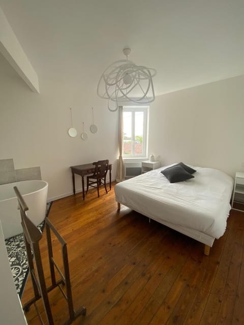 Bed, Photo of the whole room, Bedroom, Bath