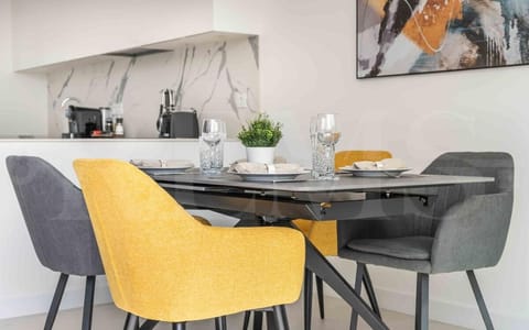 Coffee/tea facilities, Kitchen or kitchenette, Seating area, Dining area