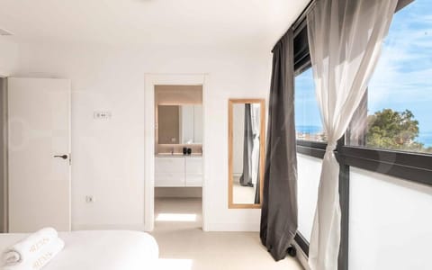 Bed, Bathroom, Bedroom, Sea view