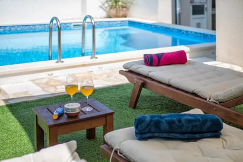 Patio, Day, Seating area, Pool view, Swimming pool, Drinks, sunbed, towels