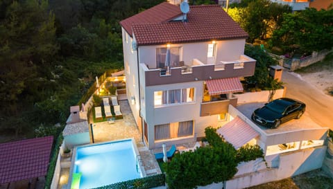 Property building, Neighbourhood, Bird's eye view, Pool view, Street view, Swimming pool, Location, Parking