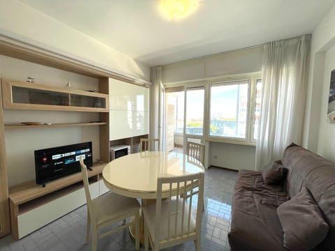 Communal lounge/ TV room, TV and multimedia, Living room, Seating area, Dining area, Evening entertainment