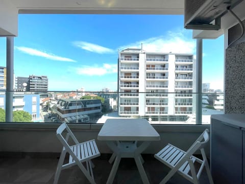 Property building, Day, View (from property/room), Balcony/Terrace, Balcony/Terrace, Seating area, Dining area, City view