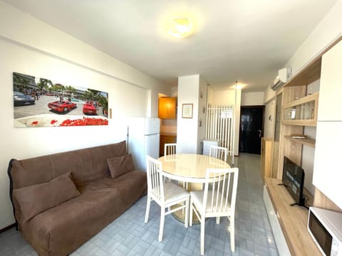 TV and multimedia, Kitchen or kitchenette, Living room, Seating area, Dining area, oven