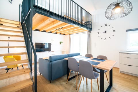 Communal lounge/ TV room, TV and multimedia, Living room, Seating area, Dining area