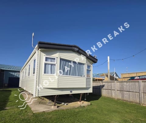 Coastal Haven - 3 Bedroom by Main Complex, West Sands, Seal Bay House in Selsey