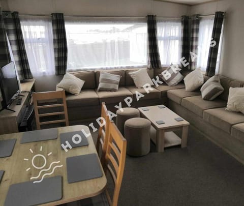 Coastal Haven - 3 Bedroom by Main Complex, West Sands, Seal Bay House in Selsey