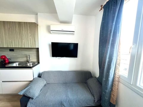 TV and multimedia, Living room, Evening entertainment, air conditioner