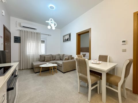 Communal lounge/ TV room, TV and multimedia, Living room, Seating area, Dining area, Evening entertainment, air conditioner