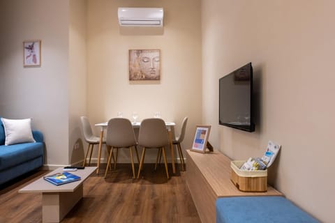 Communal lounge/ TV room, TV and multimedia, Living room, Seating area, Dining area, Evening entertainment, air conditioner