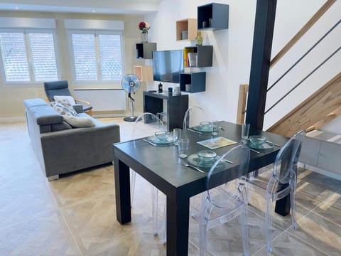 TV and multimedia, Living room, Dining area