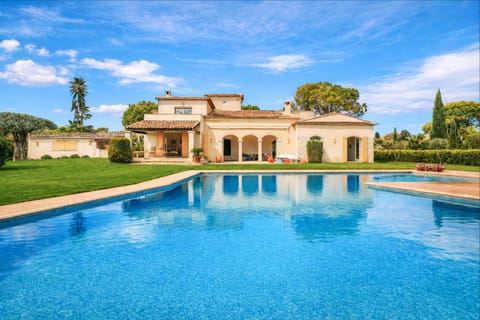 Magnifique Villa Provençal avec Piscine et Vue Mer Villa in Antibes