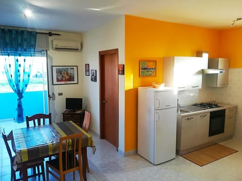 Kitchen or kitchenette, Dining area, oven, stove