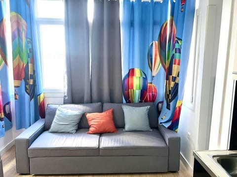 Photo of the whole room, Seating area