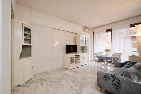 Communal lounge/ TV room, TV and multimedia, Kitchen or kitchenette, Living room, Seating area, Dining area, Evening entertainment