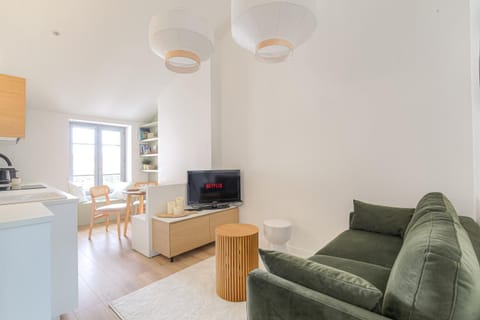 TV and multimedia, Kitchen or kitchenette, Living room, Seating area